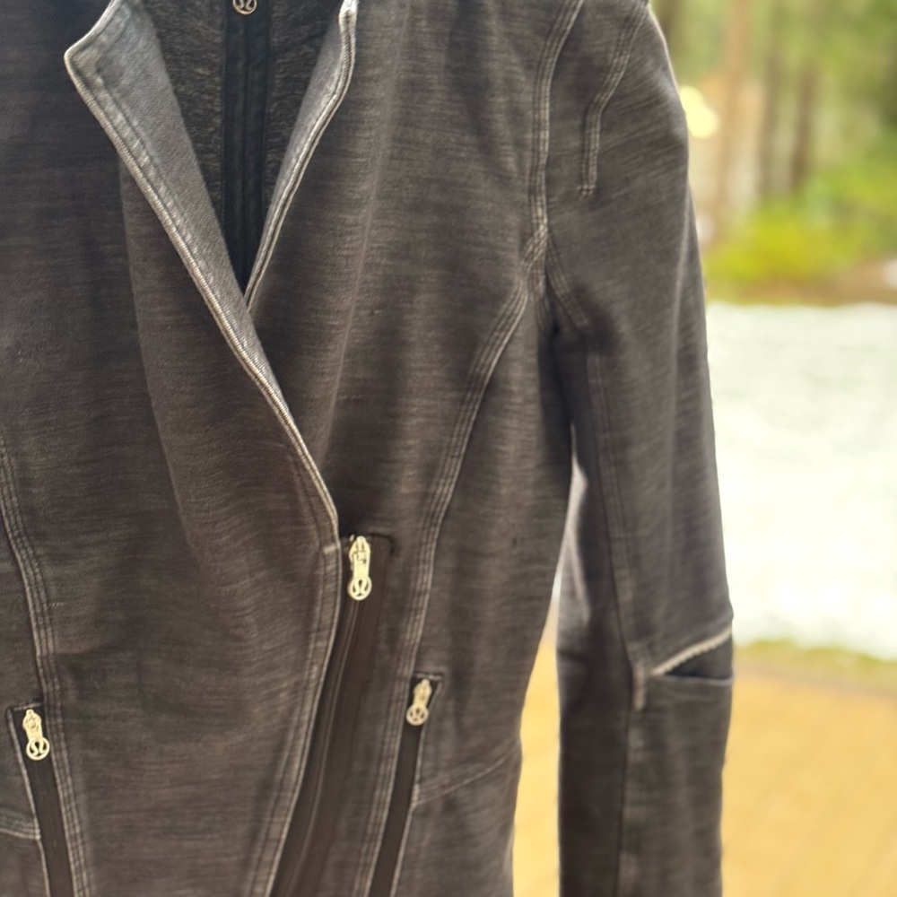 Lululemon blazer, gray Sz 6 Zip Up 2 Tone Gray Double collar and detachable.